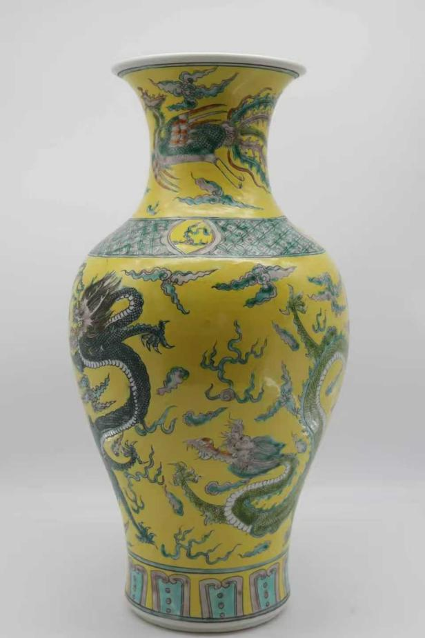 【新加坡多禄溙-黄地素三彩龙凤呈祥观音瓶 · 官窑遗珍考述与价值重估】